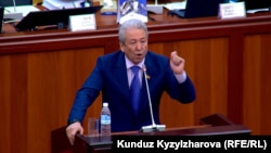 Адахан Мадумаров парламенттеги "Бүтүн Кыргызстан" фракциясынын лидери. 