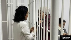 Перизат Суранова и ее мать в зале суда.