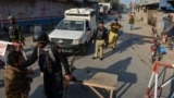 په بنو کې پولیسو پر سړک ناکه لګولې او خلک تالاشي کوي - پخوانی انځور 