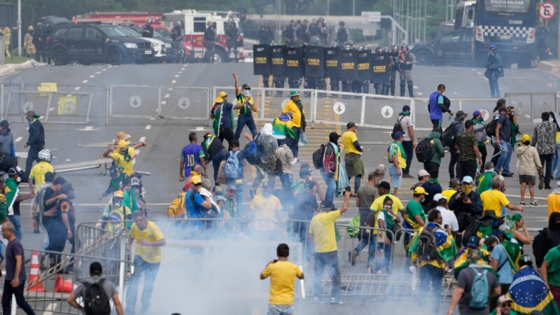 Приврзаници на Болсонаро упаднаа во клучните институции во Бразил