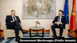 I dërguari amerikan për Ballkanin Perëndimor, Gabriel Escobar, me kryeministrin në mandat teknik të Malit të Zi, Dritan Abazoviq gjatë takimit në Podgoricë. 15 dhjetor 2022.