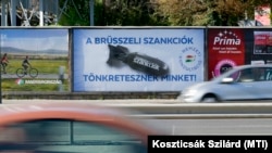 A bombás kormányzati kampányüzenet a XI. kerületi Budaörsi úton 2022. október 19-én