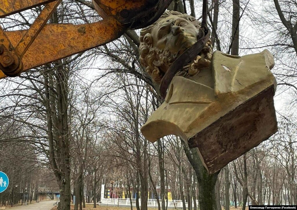 Демонтаж памятника Александру Пушкину в Краматорске. 30 декабря 2022 г.