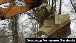 The monument to Russian poet Aleksandr Pushkin is dismantled in Kramatorsk on December 30.