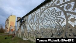 Un artist ucrainean creează mandale de sticlă într-un cimitir evreiesc din Polonia 