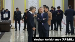 Аким Восточно-Казахстанской области Даниал Ахметов (справа) считается ветераном государственного аппарата. Бывший премьер-министр и бывший министр обороны находится на посту главы ВКО больше восьми лет 