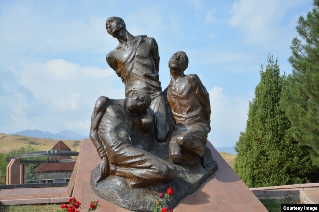 Un memoriale in Kirghizistan costruito su una fossa comune delle vittime di Stalin.  (foto d'archivio)