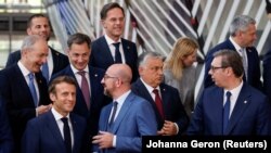 Претседателот на Србија Александар Вучиќ (прво десно), пред заедничката фотосесија со европските лидери на самитот Западен Балкан - ЕУ, во Брисел на 23 јуни 2022 година.