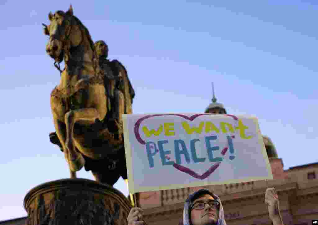 Demonstrant drži transparent sa porukom "Mi želimo mir" u Beogradu, 21. septembra 2022. godine, na protesta protiv mobilizacije koju je tada najavio ruski predsjednik Vladimir Putin.