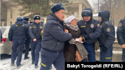 Задержание участников митинга, где требовали отпустить фигурантов по Кемпирабадскому делу, Бишкек. 10 января 2023 г.