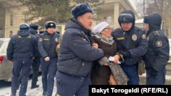 Задержание одной из участниц акции протеста возле здания МВД. Бишкек, 10 января 2023 г.