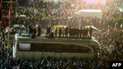  Имамоглу приказва пред подкрепящите го от покрива на рейс на митинга в сряда. 