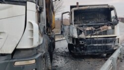 Zapaljeni kamioni na barikadi u Sjevernoj Mitrovici