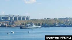 Малий ракетний корабель із обпаленим бортом у Севастопольській бухті, архівне фото