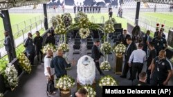 Kovčeg sa telom fudbalera svetskog glasa Pelea izložen na stadionu Vila Belmiro u njegovom rodnom gradu Santosu, Brazil, 2. januar 2022. 