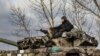 Ukrán katona egy T–72-es harckocsin a donyecki Bahmut közelében 2022. december 22-án