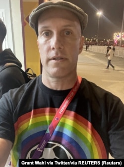 Na selfiju se vidi Grant Wahl koji je tvrdio da je nakratko zadržan kada je pokušao da uđe na stadion Svjetskog prvenstva u Kataru dok je nosio dugu majicu u znak podrške LGBTQ zajednici, u Al Rayyanu, Katar, na ovoj slici objavljenoj 21. novembra 2022. i dobijene sa društvenih mreža.