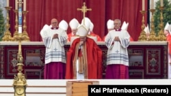 Papa Françesku udhëheq ceremoninë e varrimit të Papa Benediktit XVI. 