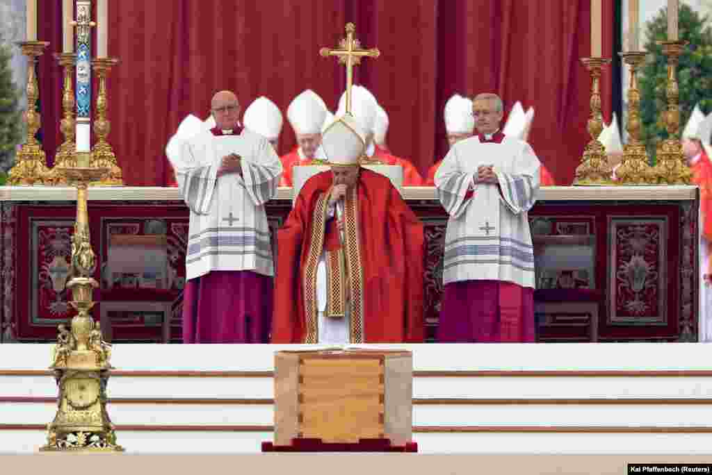 Papa Françesku duke kryesuar ceremoninë e varrimit të Papa Benediktit në sheshin e Shën Pjetrit në Vatikan, 5 janar 2023.