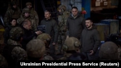  Володимир Зеленски посещава украински военнослужещи на позицията им във фронтовия град Бахмут, 20 декември 2022 година 