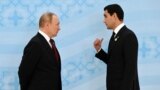 Türkmenistanyň prezidenti Serdar Berdimuhamedow (sagda) rus prezidenti Wladimir Putin bilen (arhiw suraty)
