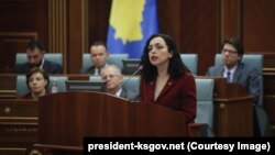 Presidentja e Kosovës, Vjosa Osmani, gjatë adresimit vjetor para deputetëve të Kuvendit të Kosovë. Prishtinë, 15 dhjetor 2022.