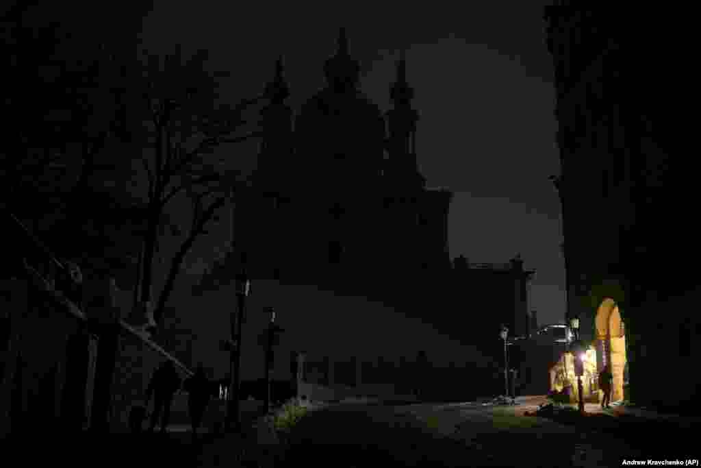 Kryebashkiaku i kryeqytetit ukrainas, Vitali Klitschko, tha vonë më 24 nëntor se 60 për qind e qytetit ende nuk ka energji elektrike.