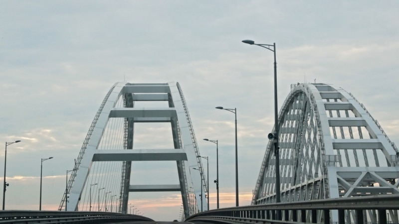 Перед Крымским мостом образовалась пробка на три километра