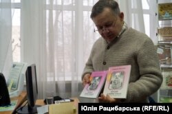 Микола Чабан показує книжку про Махна