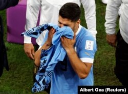 Atacantul uruguayan Luis Suarez, dezamăgit după eliminarea țării sale de la Campionatul Mondial.