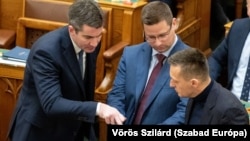 Kocsis Máté, Gulyás Gergely és Rogán Antal az Országgyűlésben