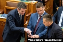 Kocsis Máté, Gulyás Gergely és Rogán Antal a parlamentben 2022. december 7-én