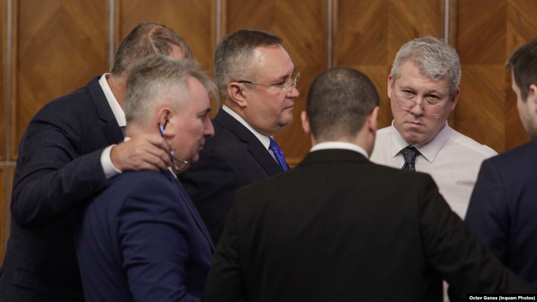 Premierul Nicolae Ciucă discută cu mai mulți membri ai Guvernului, printre care Lucian Bode - ministrul Internelor și Cătălin Predoiu - ministrul Justiției, în ultima ședință de Guvern din anul 2022.