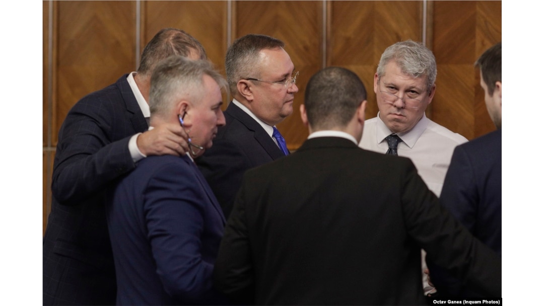 Ministrul Justiției, Cătălin Predoiu (cu cămașă albă), înconjurat de colegii din partid și Guvern: Nicolae Ciucă și Lucian Bode.