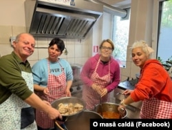 Sute de voluntari gătesc pentru cei nevoiași porții de mâncare caldă.
