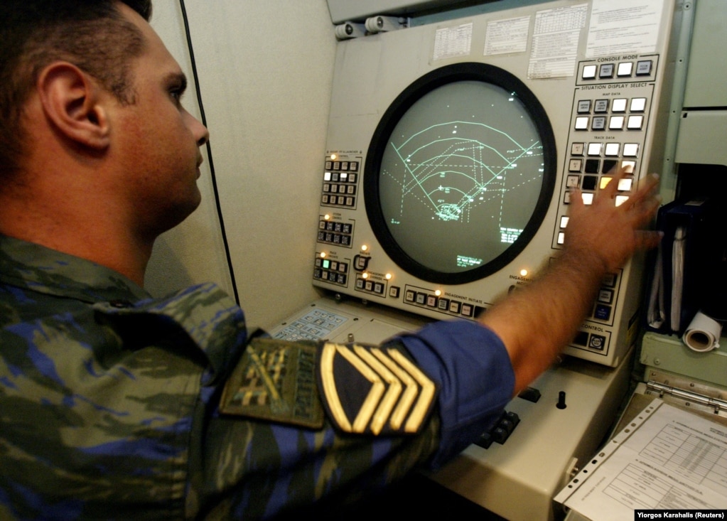 Një oficer i Forcave Ajrore Greke duke drejtouar radarin e një sistemi Patriot pranë Athinës më 2004.