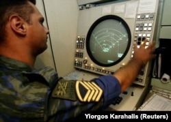 Un ofițer al forțelor aeriene grecești operează radarul unui sistem Patriot în apropiere de Atena, în 2004.