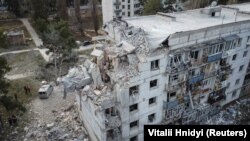 Bloc de locuințe distrus de bombardamentele rusești, Cihuiv, regiunea Harkov, 2 decembrie 2022.