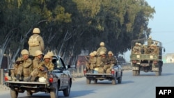 نیروهای پاکستانی که همواره در امتداد سرحدات با افغانستان گزمه های شبانه روزی انجام می دهند