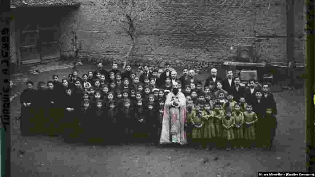 Copii armeni orfani cu un preot catolic armean la Ankara, Turcia, în 1922. Populații mici de armeni au rămas după masacrarea armenilor din Primul Război Mondial, dar au urmat alte violențe.