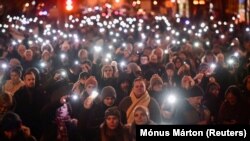 „Nem félhetünk, mert a gyerekeink élete a tét” – pedagógustüntetés Budapesten