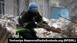 Рятувальники на місці одного з попередніх російських ударів у Вільнянську, архівне фото