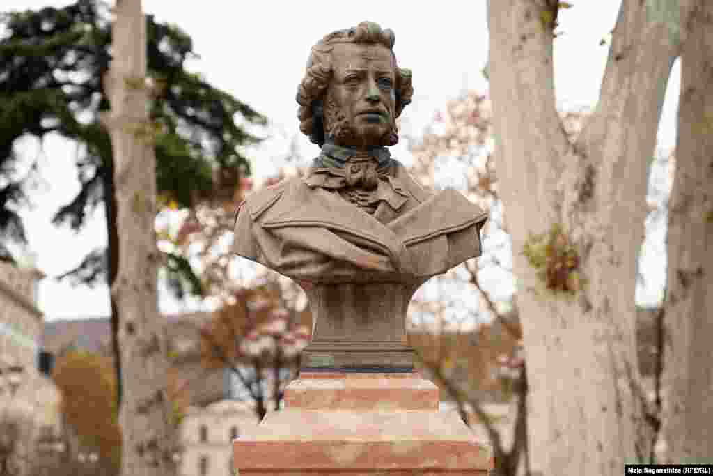 Пушкин приехал в Тифлис в мае 1829 года. Он собирался провести здесь всего два дня, но задержался на две недели. Памятник открыли недалеко от того места, где останавливался Пушкин.&nbsp;