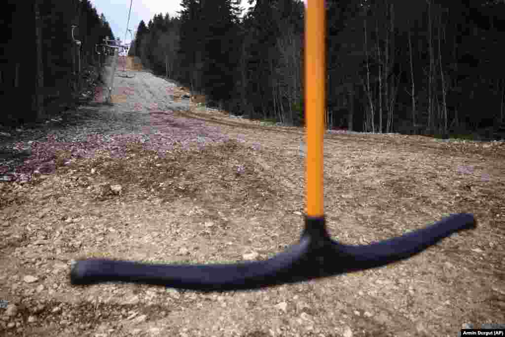 A stony ski field on Bjelasnica on January 4. Record high winter temperatures have been recorded recently in countries across Europe, including Bosnia, Belarus and Hungary, giving some relief for Europeans struggling with heating bills but leaving skiers high and dry.