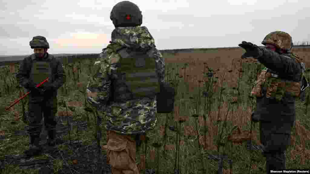A gyalogsági aknák használatát szabályozó 1997-es ottawai szerződés, amelyet Oroszország nem írt alá, tiltja az olyan típusú aknák használatát, amely a férfi halálát okozta &ndash; mondják a katonák