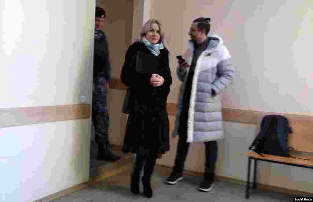 Marija Ponomarenko Novinarka iz ruske regije Altaj u februaru 2023. osuđena je na šest godina zatvora zbog &quot;diskreditiranja&quot; ruske vojske nakon što je na društvenim mrežama plasirala objavu o zračnom napadu na dramsko pozorište u Mariupolju u martu 2022. Ova majka dvoje male djece tvrdi da je u pritvoru zlostavljana, uključujući prisilno ubrizgavanje nepoznate tvari tokom &quot;psihijatrijske&quot; procjene.