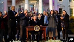 Президентът на САЩ подписа закона на празнична церемония на южната поляна пред Белия дом под аплодисменти