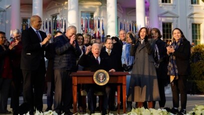 Президентът на САЩ Джо Байдън подписа закон който признава еднополовите