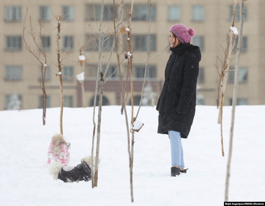 Një vajzë me kapele leshi duke luajtur në një park në Teheran më 24 dhjetor.