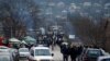 Srbi na severu Kosova podigli su barikade 10. decembra, kada su vlasti na Kosovu najavile hapšenje bivšeg srpskog policajca (na fotografiji: lokalni Srbi uz barikade u selu Rudine nedaleko od Severne Mitrovice, Kosovo, 13. decembar 2022.)